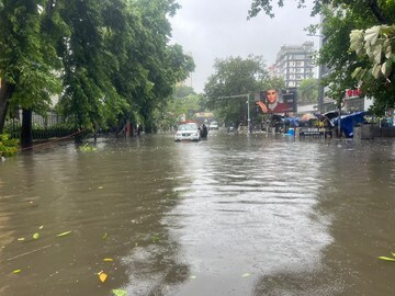 জলমগ্ন ক্যামাক স্ট্রিট৷ 