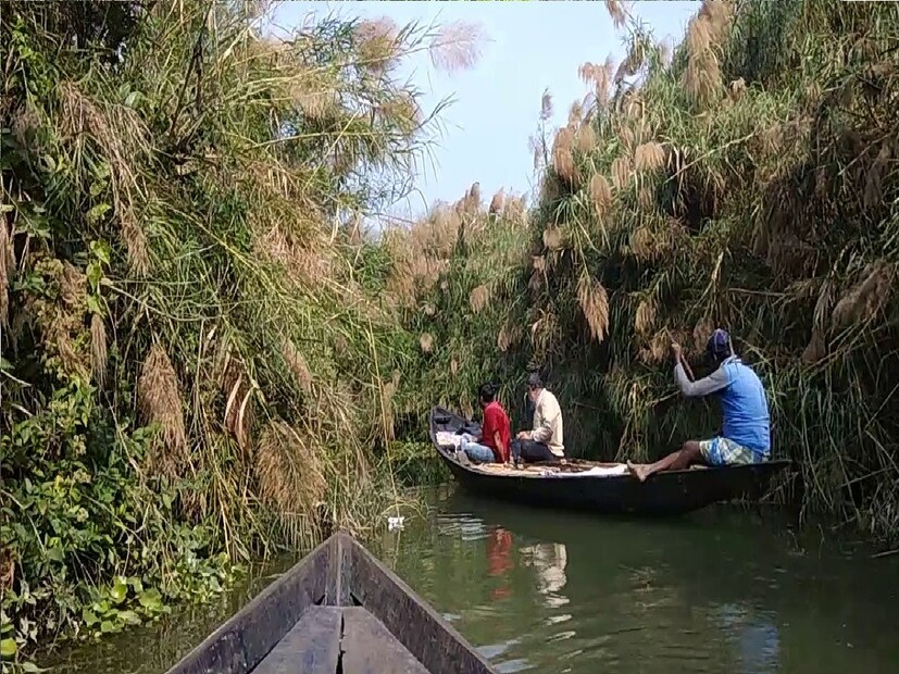 *পূর্ব বর্ধমানের পূর্বস্থলীর পাখিরালয় খুবই জনপ্রিয় একটি পর্যটন কেন্দ্র। জেলার এই পর্যটন কেন্দ্রে শীতকালে ঢল নামে পর্যটকদের। তবে কেবল শীতকালেই নয়, এ বার গ্রীষ্মেও আনাগোনা শুরু হয়েছে পর্যটকেদের। প্রতিবেদনঃ বনোয়ারীলাল চৌধুরী। ফাইল ছবি। 