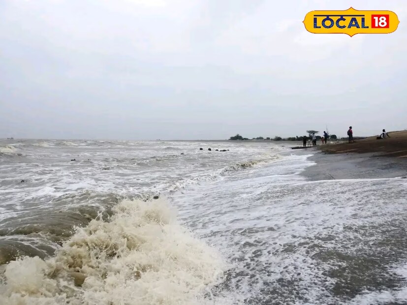 .পর্যটকদের স্নানের ক্ষেত্রে নিষেধাজ্ঞাও জারি করা হয়েছে ইতিমধ্যেই। প্রশাসন সূত্রে জানা যায় দিঘায় এখনো ঘূর্ণিঝড় নিয়ে মাইকিং করার নির্দেশ আসেনি। তবে প্রশাসন এই ঘূর্ণিঝড় মোকাবেলায় সব রকম ভাবে প্রস্তুত হয়েছে। অন্যদিকে বিভিন্ন মৎস্য খুঁটি গুলিকে সতর্ক করা হয়েছে।