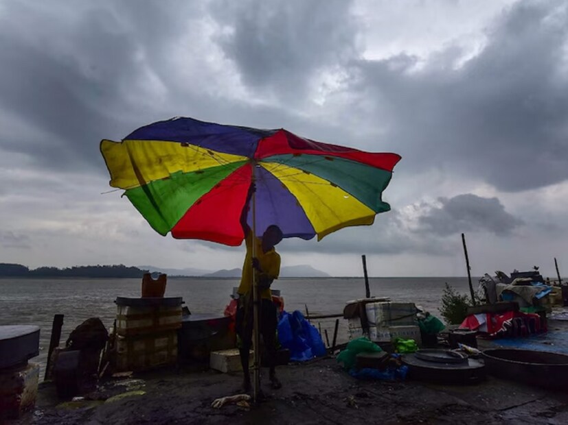 আবহাওয়া দফতরের পূর্বাভাস, আগামিকাল রাত ১১টা থেকে ১টার মধ্যেই বাংলাদেশের খেপুপাড়া এবং পশ্চিমবঙ্গের সাগর দ্বীপ অতিক্রম করবে এই ঘূর্ণিঝড়৷ ফলে সেই সময়ই বাংলাদেশ এবং পশ্চিমবঙ্গ উপকূলে ক্ষয়ক্ষতির আশঙ্কা সবথেকে বেশি৷ 
