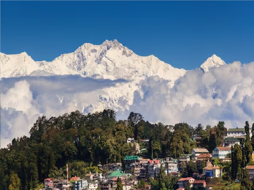 *আজ, মঙ্গলবার কলকাতা-সহ দক্ষিণবঙ্গের সব জেলাতেই বজ্রবিদ্যুৎ-সহ হালকা থেকে মাঝারি বৃষ্টির সম্ভাবনা রয়েছে। কলকাতা-সহ দক্ষিণবঙ্গের সব জেলাতেই বৃষ্টির সম্ভাবনা। বজ্রবিদ্যুৎ-সহ বৃষ্টির সঙ্গে প্রতি ঘণ্টায় ৪০-৫০ কিলোমিটার পর্যন্ত গতিবেগে দমকা ঝোড়ো বাতাস বইবে। থাকবে বজ্রপাতের সতর্কতা। ফাইল ছবি। 