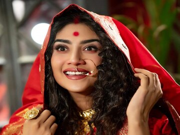 মঞ্চ মাতাতে চলেছে পর্দার ‘ধন্যি মেয়ে’ ! জয়া বচ্চনের মনসা চরিত্রে দেখা যাবে এই অভিনেত্রীকে