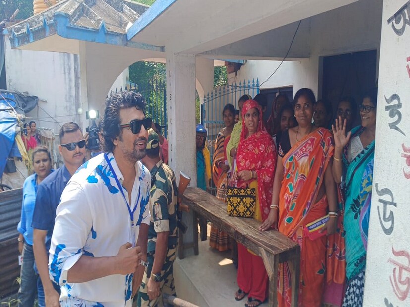 দলপতিপুর নব প্রাথমিক বিদ্যালয়ের ভোটগ্রহণ কেন্দ্রে তৃণমূলের তারকা প্রার্থী দীপক অধিকারী ওরফে দেব। 