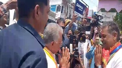 মুখোমুখি দিলীপ-কীর্তি৷ মুখোমুখি দিলীপ-কীর্তি৷