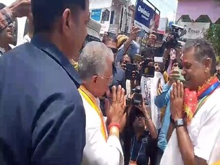 মুখোমুখি দিলীপ-কীর্তি৷ 