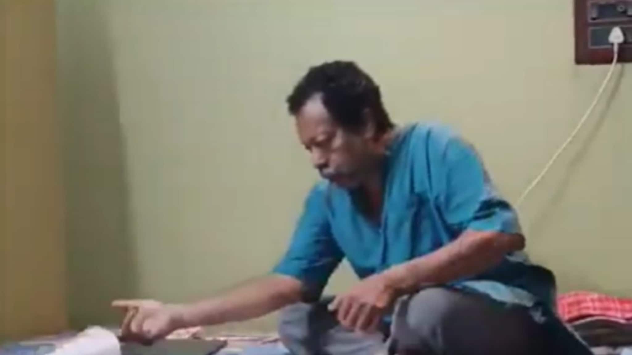 ৬০ বছর বয়সে ছেলের কলেজে ইঞ্জিনিয়ারিং পড়ছেন বাবা! দেখুন ভিডিও