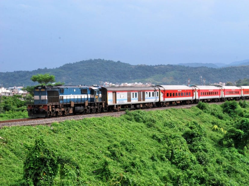ভরা মরসুমে এখন দার্জিলিং, কালিম্পং, ডুয়ার্স, তরাই বেড়ানোর হিড়িক। বিশেষ করে পাহাড়ি এলাকা তুলনামূলক অনেকটা ঠান্ডা থাকায় সেখানে ঘুরতে যাওয়ার জন্য উৎসুক থাকে বাঙালি। 