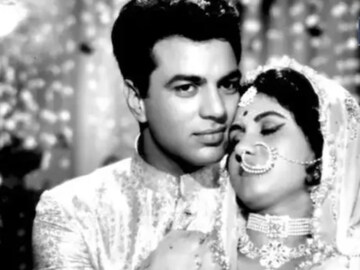 ১৯ বছরে বিয়ে, বরকে ছেড়ে বিদেশে অন্য পুরুষের সঙ্গে ...! এক ভুলেই চরম সর্বনাশ! ১৯ বছরে বিয়ে, বরকে ছেড়ে বিদেশে অন্য পুরুষের সঙ্গে ...! এক ভুলেই চরম সর্বনাশ!