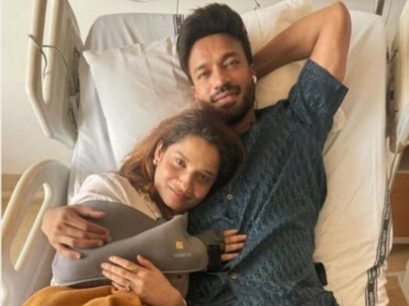 হাসপাতালের বিছানায় স্বামী ভিকির সঙ্গে ছবি শেয়ার করে অভিনেত্রী লেখেন-ভাল মন্দে, সুস্থ থাকি কিংবা অসুস্থ, একসঙ্গেই রয়েছি৷ তবে কীভাবে অভিনেত্রীর হাত ভেঙেছে তা জানা যায়নি৷ উল্লেখ্য,ইতিহাস কেন্দ্রিক ওয়েব সিরিজে নগরনটী আম্রপালির চরিত্রে অভিনয় করতে দেখা যাবে অঙ্কিতা লোখান্ডেকে৷