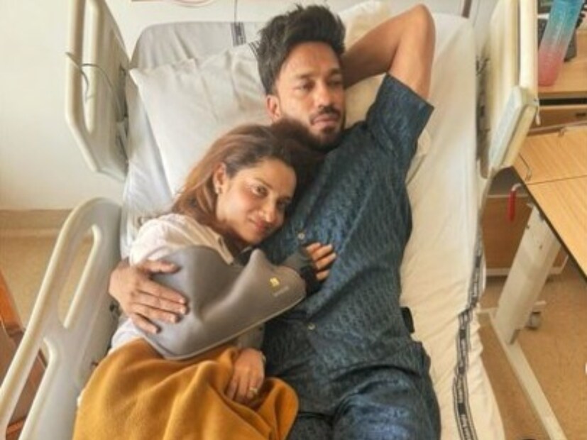 কয়েকদিন আগেই হাত ভেঙে যায় অঙ্কিতার৷ সম্প্রতি অভিনেত্রীকে হাসপাতালে ভর্তি করানো হয়৷ স্বামী ভিকি জৈন সারাক্ষণই  আগলে রয়েছেন অভিনেত্রীকে৷ এই ছবি নেটদুনিয়ায় ভাইরাল হয়েছে ঝড়ের গতিতে৷