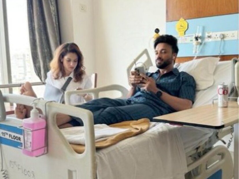 তবে অঙ্কিতা একা নন, অঙ্কিতার সঙ্গে একই বিছানায় অভিনেত্রীকে জড়িয়ে ধরে শুয়ে আছেন তাঁর স্বামী৷ তারকা দম্পতিকে একসঙ্গে দেখেই উদ্বিগ্ন হয়ে পড়েছেন ভক্তরা৷