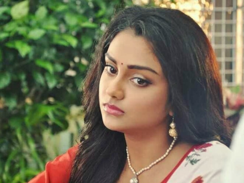 ঠিক কী হয়েছে? সংবাদমাধ্যম সূত্রে জানা গিয়েছে,হাওড়ার ডোমজুড়ে মাকে নিয়ে গাড়ি নিয়ে দিদির বাড়ি যাচ্ছিলেন অভিনেত্রী। সেখানে যাওয়ার সময় একটি দোকানের সামনে গাড়ি রাখা নিয়ে ঝামেলা শুরু হয়।  