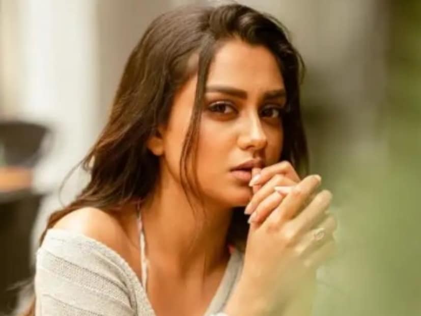 অভিযোগে জানা যায়,দোকানদার অভিনেত্রীকে দোকানের সামনে গাড়ি রাখতে বাধা দেন, সেখানেই আপত্তি জানান অনুমিতা। এই নিয়ে ঝামেলা চলতেই থাকে। আচমকাই কয়েকজন লোক এসে হামলা চালায়। সেখানেই ঘটে বড় অঘটন।