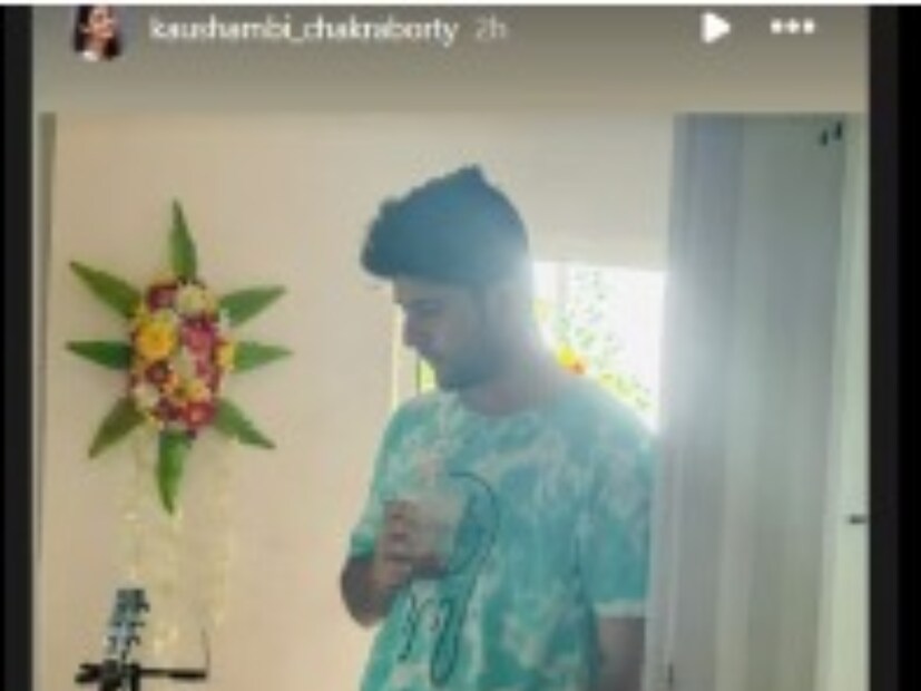 বরের ছবি শেয়ার করে কৌশাম্বি লেখেন- 'খুব ব্যস্ত'৷ তবে কাজে ব্যস্ত নাকি অন্য কোনও কারণে ব্যস্ত তা খোলসা করে বলেননি কৌশাম্বি৷  