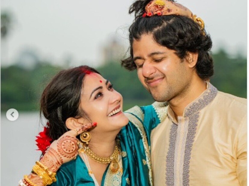 পরের ছবিতে দেখা যাচ্ছে, বরের চুলের ঝুঁটি ধরে আদরে ভরিয়ে দিচ্ছেন কৌশাম্বি৷ স্ত্রীকে আগলে রয়েছেন আদৃত৷  দু'জনের এই রোম্যান্টিক ছবি নেটদুনিয়ায় নিমেষে ভাইরাল হয়েছে৷