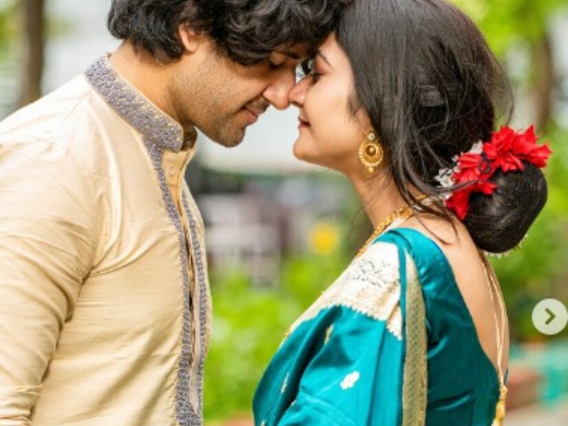 এদিন কৌশাম্বি চক্রবর্তী সোশ্যাল মিডিয়ায় স্বামীর সঙ্গে আদুরে ঘনিষ্ঠ মুহূর্তের ছবি শেয়ার করেছেন৷ যেখানে দেখা যাচ্ছে, হাতে হাত রেখে নাকে নাক লাগিয়ে চরম ঘনিষ্ঠ মুহূর্তে দাঁড়িয়ে রয়েছে দু'জনে৷