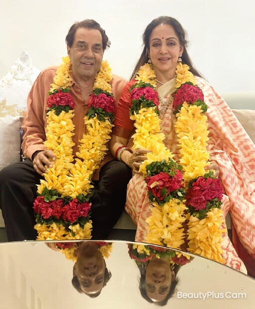 হেমা মালিনী এবং ধর্মেন্দ্রর প্রথম দেখা হয় ১৯৭০ সালে। ‘তুম হাসিন ম্যাঁয় জওয়ান’-এর সেটে। কিন্তু যখন তাঁরা বিয়ে করার সিদ্ধান্ত নেন, হেমার বাবা-মাও তাঁদের পক্ষে ছিলেন না, কারণ তখন ধর্মেন্দ্র বিবাহিত।