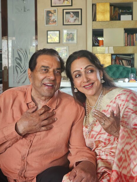 নতুন পাত্রী নয়, নিজেরই স্ত্রীকে আবার বিয়ে করলেন বলে শোনা যাচ্ছে বলিপাড়ায়। ‘ড্রিম গার্ল’ হেমা মালিনীর সঙ্গে সম্ভবত আবার চারহাত এক হল তাঁর।