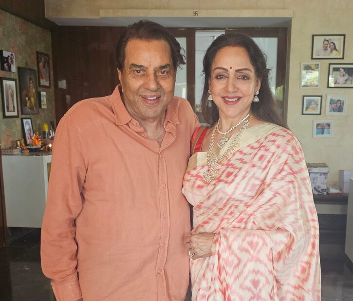 বর্ষীয়ান অভিনেত্রী হেমা তাঁর এবং ধর্মেন্দ্রের ছবি শেয়ার করার পরে এই জল্পনাই উস্কে দিয়েছেন। দ্বিতীয় বিবাহ অনুষ্ঠানের গুঞ্জন চারদিকে।