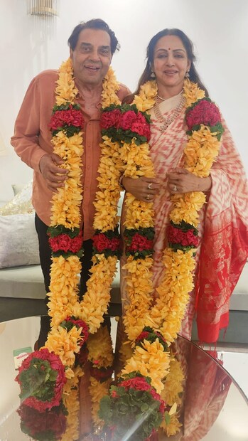 সোশ্যাল মিডিয়া এক্স-এ হেমা যে ছবিটি শেয়ার করেছেন, তাতে দেখা যাচ্ছে, তিনি এবং ধর্মেন্দ্র মালা পরে দাঁড়িয়ে আছেন। অভিনেত্রীর পরনে জমকালো শাড়ি এবং সিঁদুর। ধর্মেন্দ্র পরেছেন পীচ রঙের শার্ট।