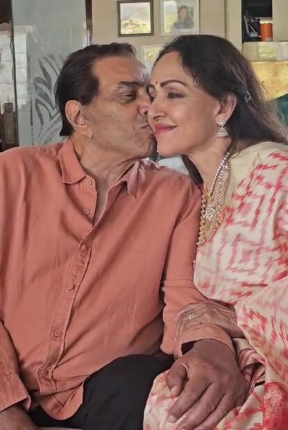 আরও একটি ছবি শেয়ার করেছেন, যাতে ধর্মেন্দ্রকে হেমার গালে একটি চুমু খেতে দেখা গিয়েছে। দম্পতির সঙ্গে ছিলেন তাঁদের মেয়ে এষা দেওল। ছবি শেয়ার করে হেমা লিখেছেন, “আজকের ছবি।’’