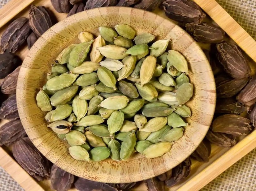 মনে রাখতে হবে, এই ছোট এলাচ কেবলমাত্র মুখের গন্ধই দূর করে না, এটি মুখের ভিতরের একাধিক ফোলাভাবও কমাতে সাহায্য করে৷ সেই কারণে মুখের ভিতরের সুস্বাস্থ্য বজায় রাখতে অনেকেই এলাচ খেতে পছন্দ করেন৷ 