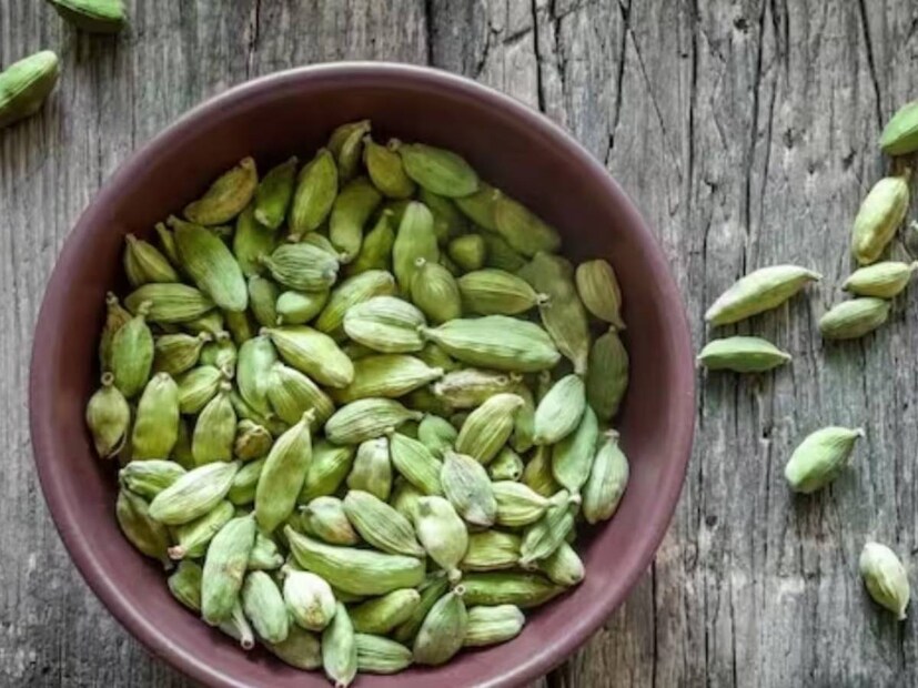 12.এলাচের দুর্দান্ত গুণ হল এটি হৃদযন্ত্রের কার্যকারিতা মসৃণ রাখে এবং রক্তচাপ নিয়ন্ত্রণে সহায়তা করে। সবুজ এলাচ হৃদরোগের ঝুঁকি কমিয়ে হার্টকে সুস্থ রাখতে সাহায্য করে। এটি ট্রাইগ্লিসারাইড (হার্টের ক্ষতিকারক উপাদান) প্রতিরোধ করে। সবুজ এলাচ এতে উপস্থিত অ্যান্টিঅক্সিডেন্ট ক্রিয়াকলাপের মাধ্যমে রক্তচাপ কমানোর ক্ষমতা রাখে। এটা বিশ্বাস করা হয় যে এলাচ চা খেলে উচ্চ রক্তচাপ কমে যায়।
