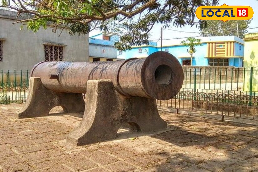 বিষ্ণুপুরে অসাধারণ সব মন্দির এবং টেরাকোটার আইকনিক ঘোড়ার পাশাপাশি নজর কাড়ে একটি কামান, যার নাম দলমাদল। স্থানীয় লোককথা অনুযায়ী এই কামান নাকি চালিয়েছিলেন স্বয়ং শ্রীকৃষ্ণের আর এক রূপ মদনমোহন।