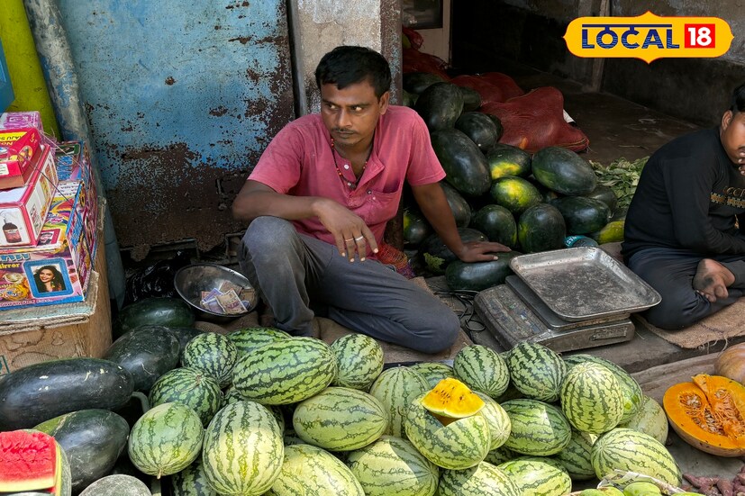 শুধু রংটা আলাদা। হলুদ তরমুজ কেজি প্রতি ৫০ টাকা দরে বিক্রি হচ্ছে বলেও জানা গিয়েছে। ক্রেতারাও উৎসাহের সঙ্গে কিনছেন এই তরমুজ।