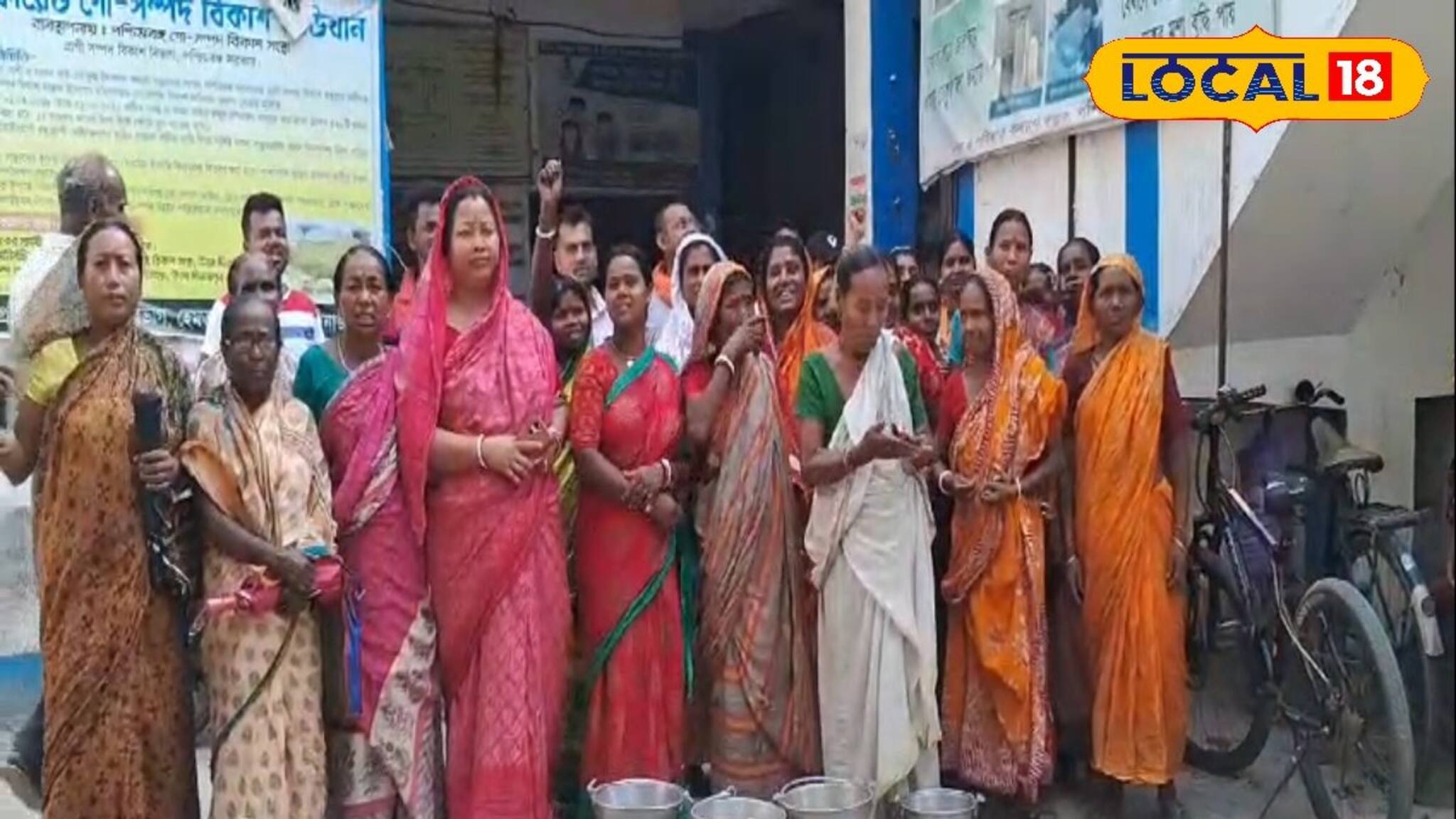 তপ্ত দুপুরে বাড়ি ছেড়ে বালতি হাতে পঞ্চায়েত অফিসের সামনে মহিলারা