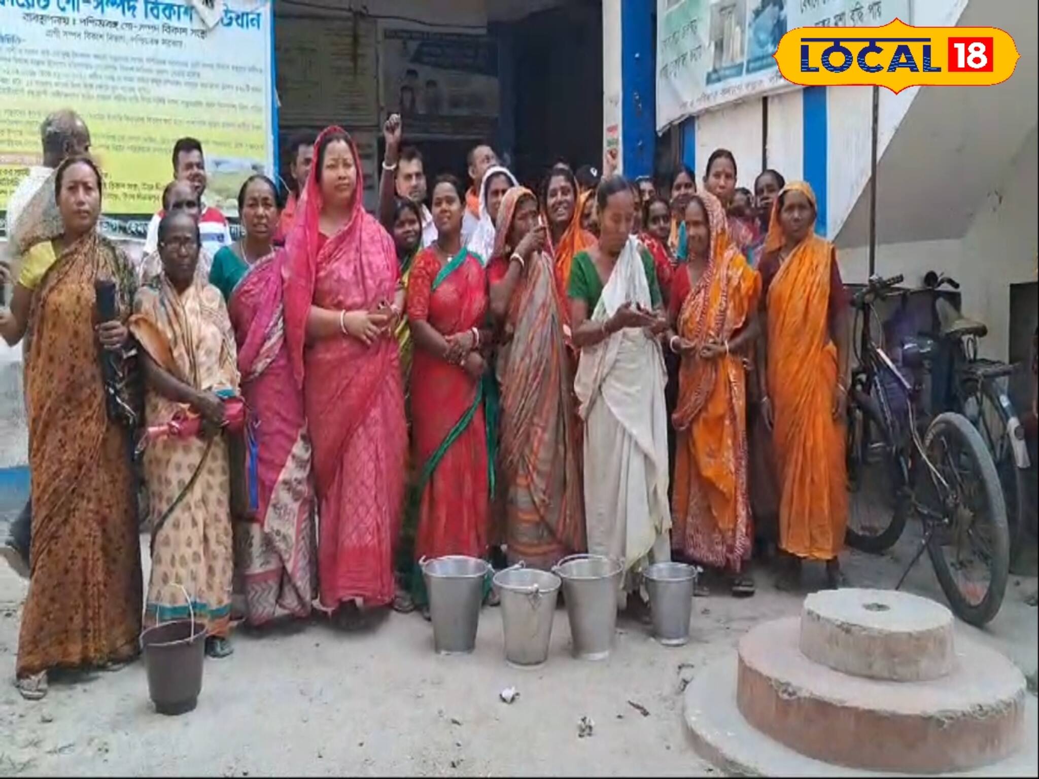 তপ্ত দুপুরে বাড়ি ছেড়ে বালতি হাতে পঞ্চায়েত অফিসের সামনে মহিলারা