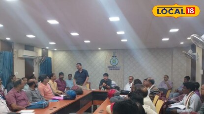 বাড়িতে গিয়ে ভোট গ্রহণের আগে কর্মীদের প্রশিক্ষণ।