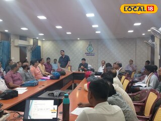 বাড়িতে গিয়ে ভোট গ্রহণের আগে কর্মীদের প্রশিক্ষণ।
