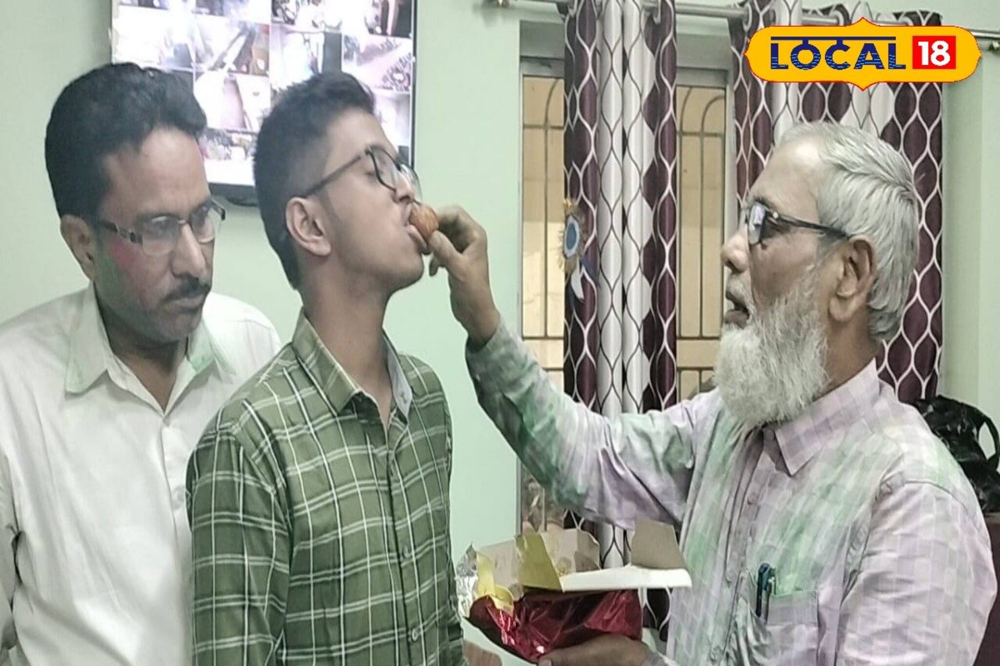 শহুরে নামকরা স্কুলকে টেক্কা জেলার গ্রামীণ স্কুলের! একই ক্লাস থেকে মেধাতালিকায় ৪