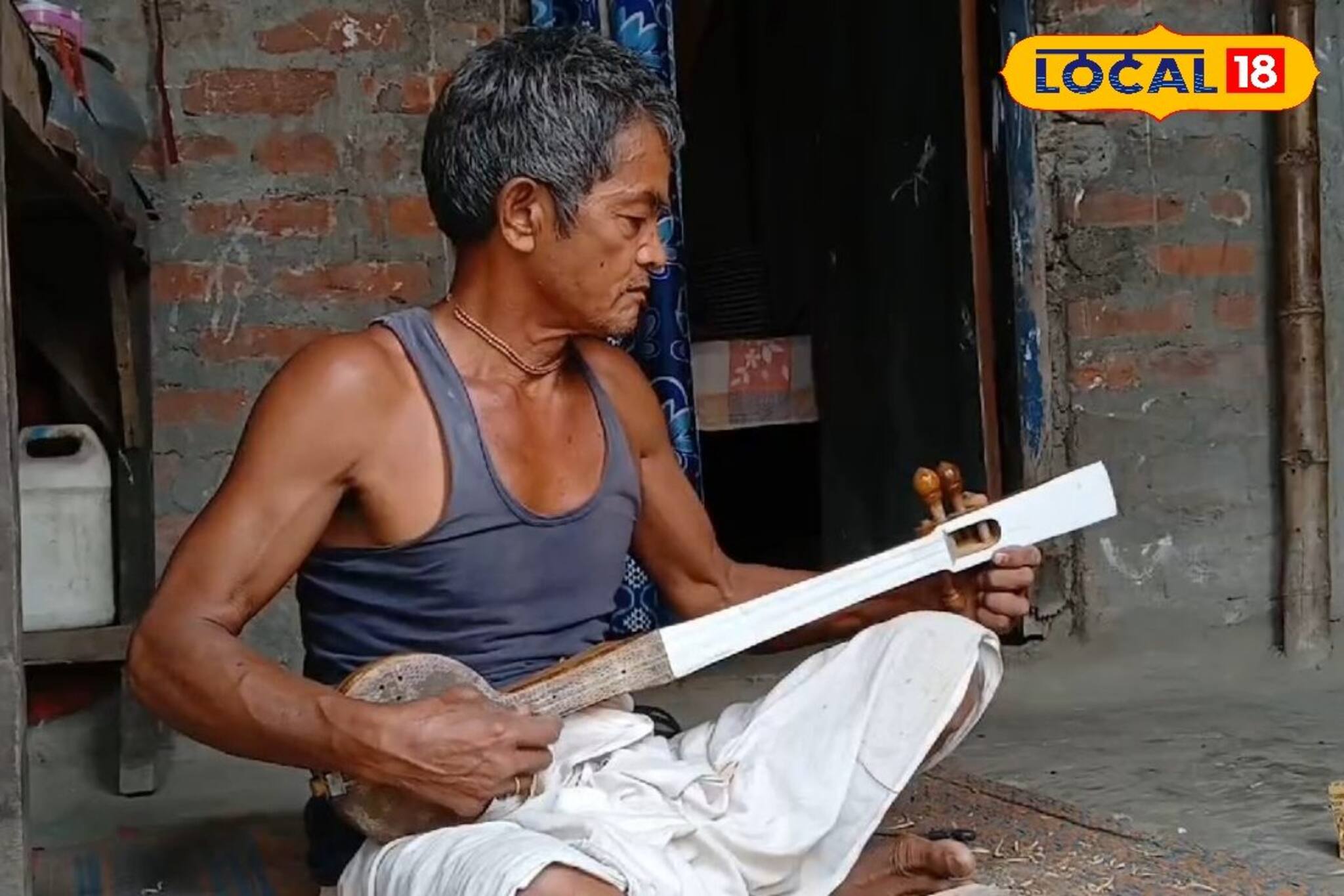 দোতারাকে সঙ্গী করে দিব্যি আছেন শিলিগুড়ির সুভাষ