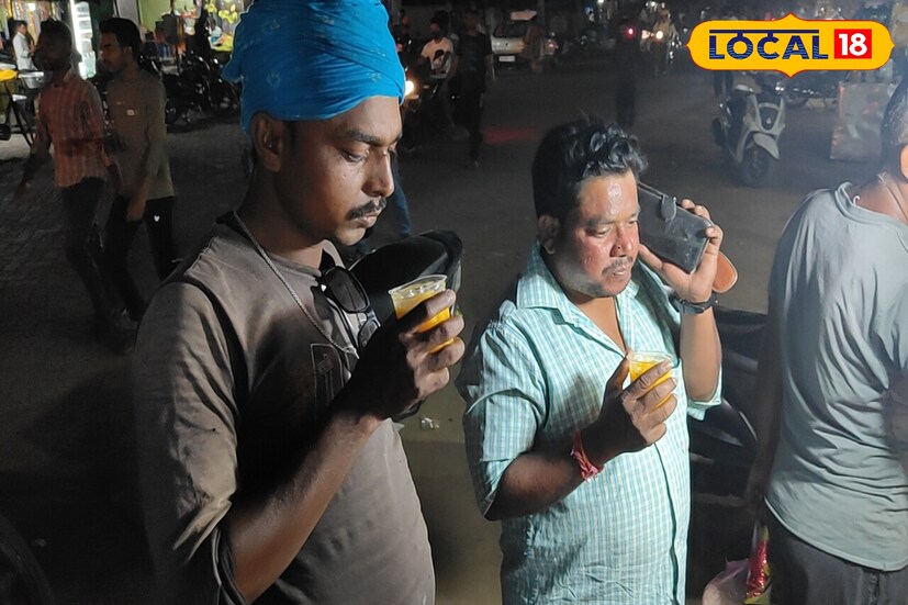 প্রতিবছরের মত এ-বছরও তীব্রমাত্রায় গরম পড়েছে জেলা পুরুলিয়ায়‌। তাই জেলার মানুষ ভিড় জমাচ্ছেন বিভিন্ন পানীয়র দোকানে।