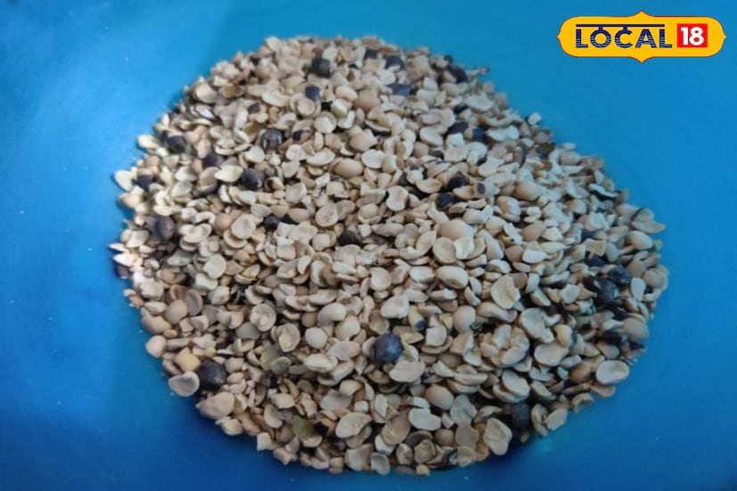 মাসকলাইয়ের ডাল মাথার খুশকি দূর করতে সাহায্য করে। মাসকলাই এর ডাল মাথায় মাখলে চুল নরম হয়, খুশকি দূর হয় সহজেই। 