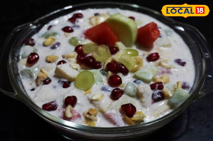 *চিনি, লবণ, কাটা ধনে পাতা। প্রথমে একটি পাত্রে দই ফেটে নিতে হবে। দইয়ে মশলার গুঁড়ো, চিনি ও লবণ মিশিয়ে নিতে হবে।