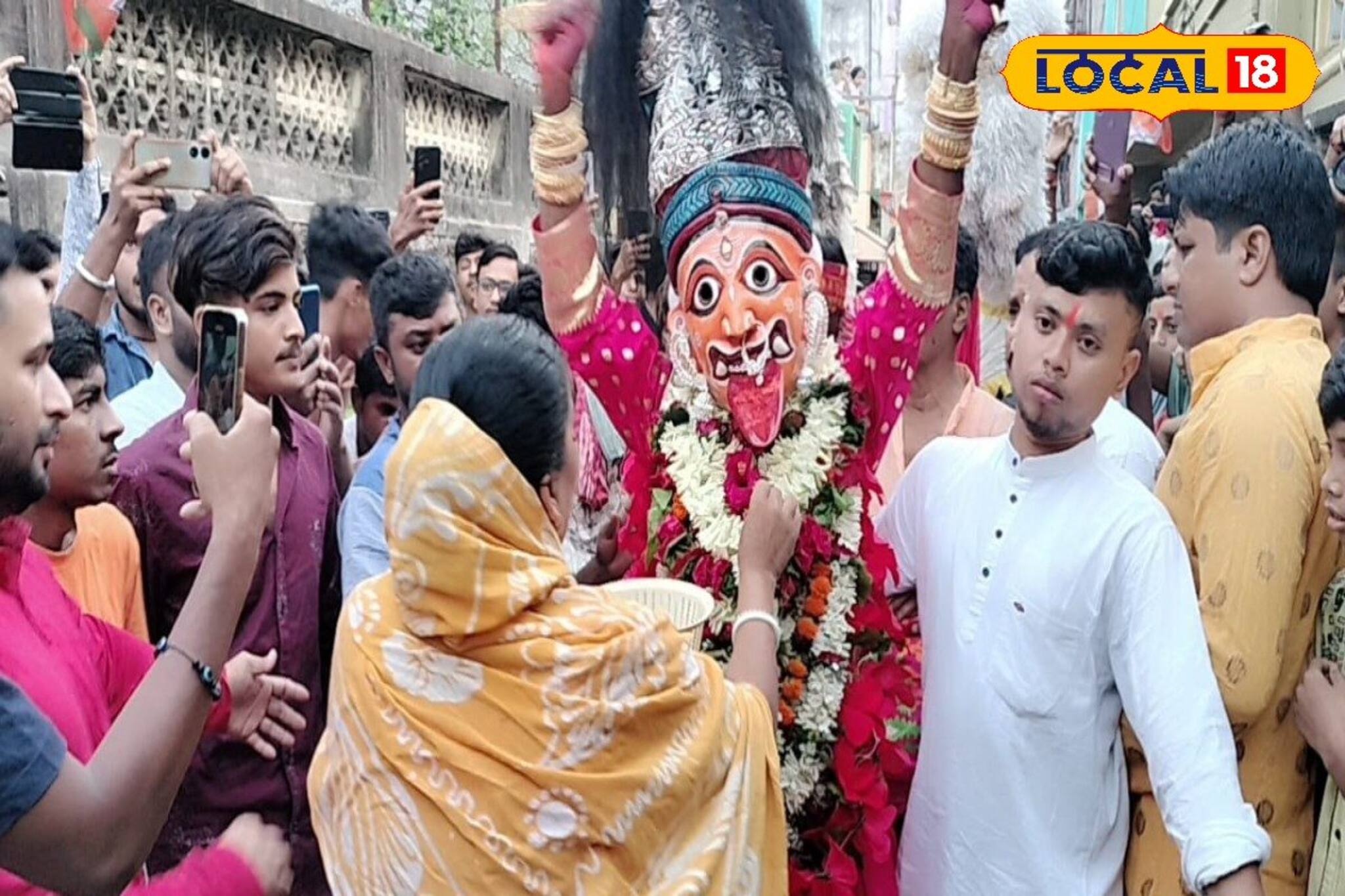 গৌড়বঙ্গের রাজপথে গম্ভীরা নাচের প্রাচীন উৎসবে সাজো সাজো রব