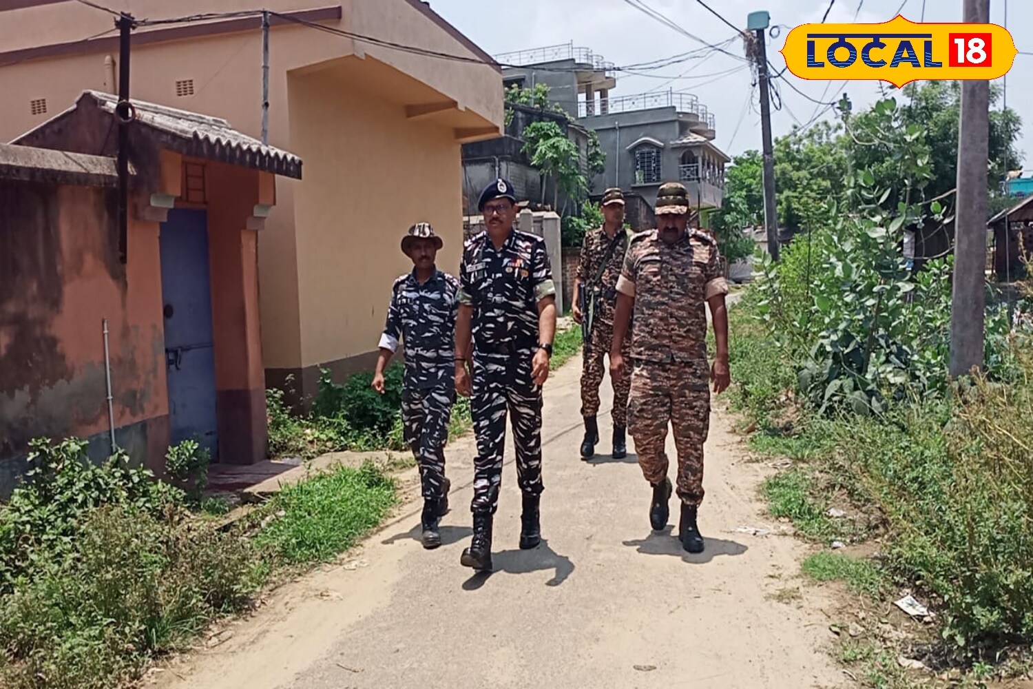 তবে গ্রামের বিভিন্ন জায়গায় সাধারণ মানুষের জমায়েত লক্ষ্য করা যায় এদিন। সেই জমায়েত সরিয়ে দিতে এবং এলাকার শান্তি-শৃঙ্খলা বজায় রাখতে মেমারি থানার আধিকারিক দেবাশিস নাগের নেতৃত্বে পুলিশি টহলও দেখা যায়। দেখা গেল সশস্ত্র কেন্দ্রীয় বাহিনীর জওয়ানদেরও।