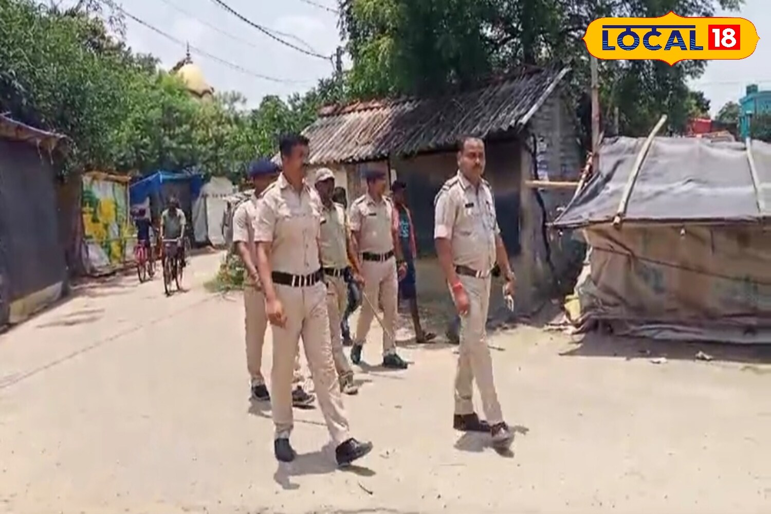 বেলা বাড়ার সঙ্গে সঙ্গে মাঝে মধ্যে হাতেগোণা কয়েকজন স্থানীয় ভোটার ভোটকেন্দ্রে আসছেন তাদের গণতান্ত্রিক অধিকার প্রয়োগ করতে।