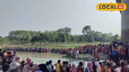 নদীর পাড়ে ভিড়