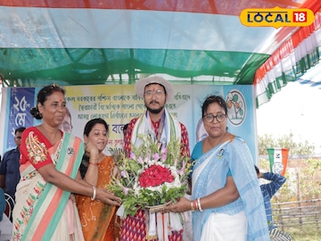 দলের মহিলা কর্মীদের সঙ্গে দেবাংশু ভট্টাচার্য