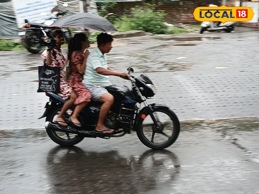 উত্তরের জেলাগুলিতে হালকা থেকে মাঝারি বর্ষণের সম্ভাবনা রয়েছে। দার্জিলিং, আলিপুরদুয়ার এবং জলপাইগুড়িতে বজ্রবিদ্যুৎ-সহ হালকা থেকে মাঝারি বৃষ্টিপাতের সম্ভাবনা রয়েছে। ওই জেলাগুলিতে জারি করা হয়েছে হলুদ সতর্কতা। এছাড়া উত্তরের বাদবাকি জেলায় বৃষ্টির সম্ভাবনা সেভাবে নেই।
