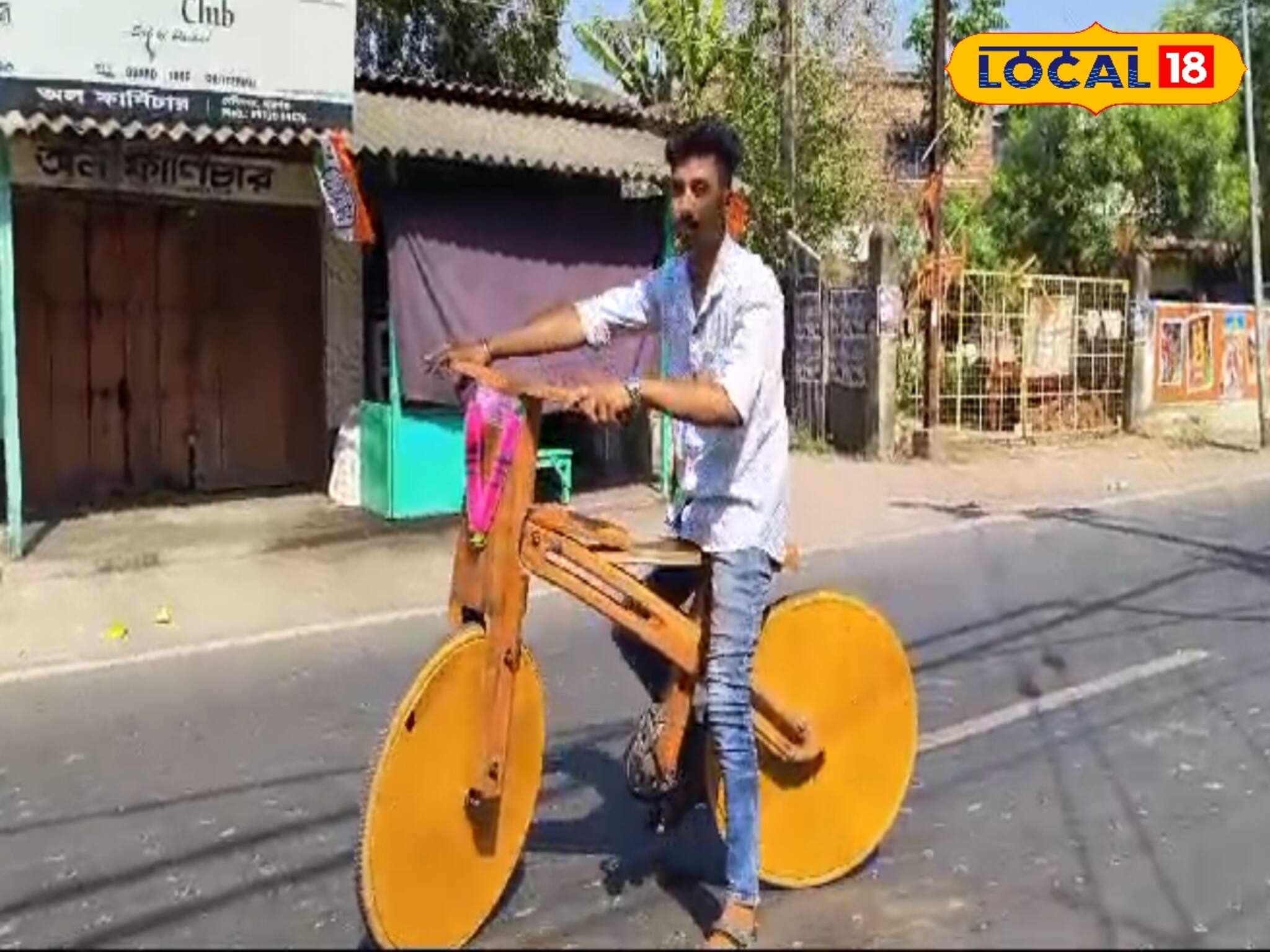 নামমাত্র খরচে পরিবেশবান্ধব কাঠের সাইকেল বানিয়ে চমক উত্তরবঙ্গের স্কুলপড়ুয়ার
