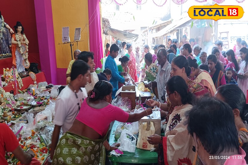 প্রতিবছর বুদ্ধ পূর্ণিমার দিন পুজোর আয়োজন। পুজোর সমস্ত কিছুর দায় দায়িত্ব সামাল দেন বাজারের ছোট বড় ব্যবসায়ী। সকাল থেকে ভক্তদের ঢল নামে সৃষ্টিকর্তা ব্রহ্মার পুজো নিবেদনে। 