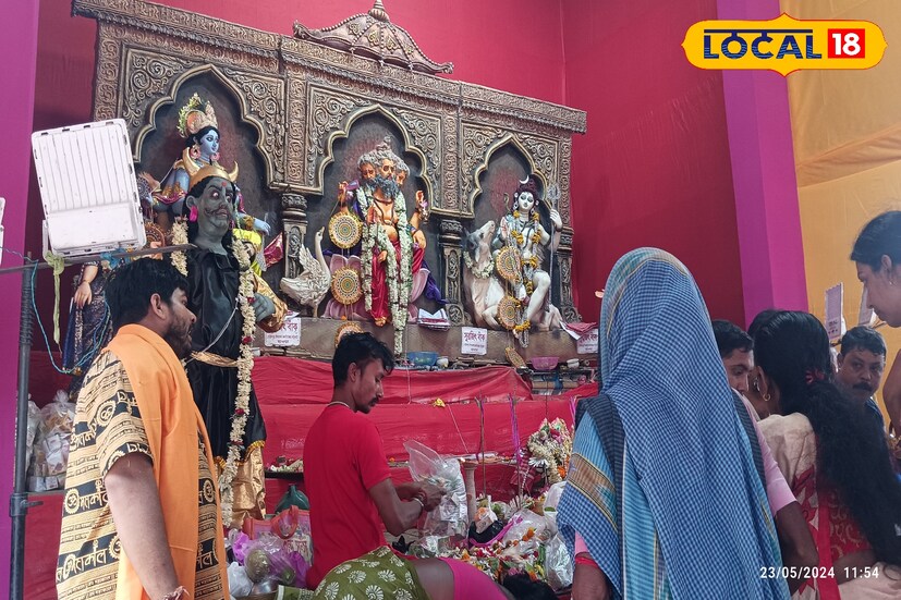 তিন শতাব্দীরও বেশি প্রাচীন এই বাজার। সেই সময় আশপাশের পাঁচটি অঞ্চল নিয়ে গঠিত ছিল এই বাজার। সেই থেকে সমস্ত গ্রামের মানুষ পুজো দিয়ে আসেন এবং এই দিন আজও। 