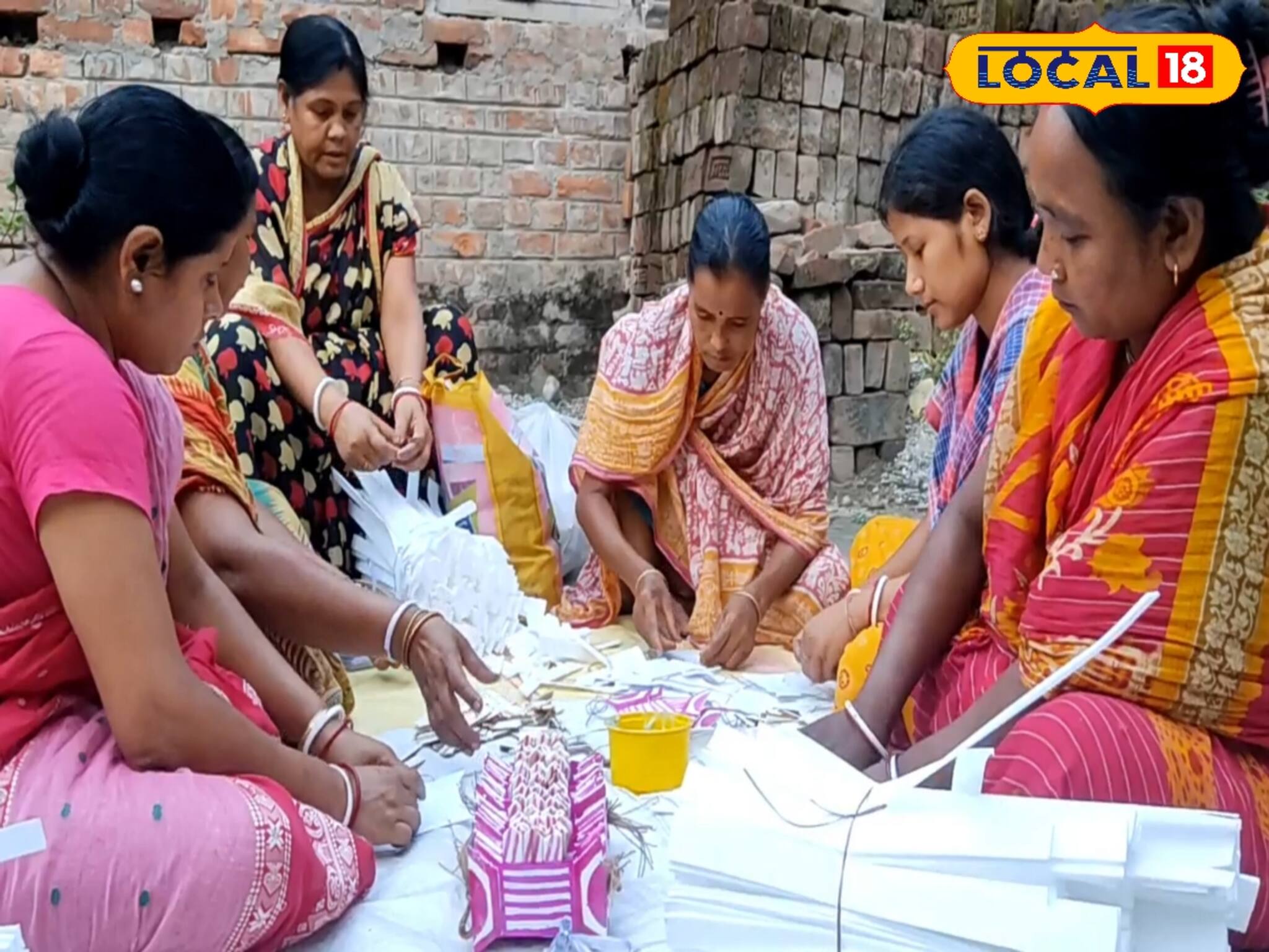 শোলার কাজ করেই স্বনির্ভর গ্রামের মহিলারা