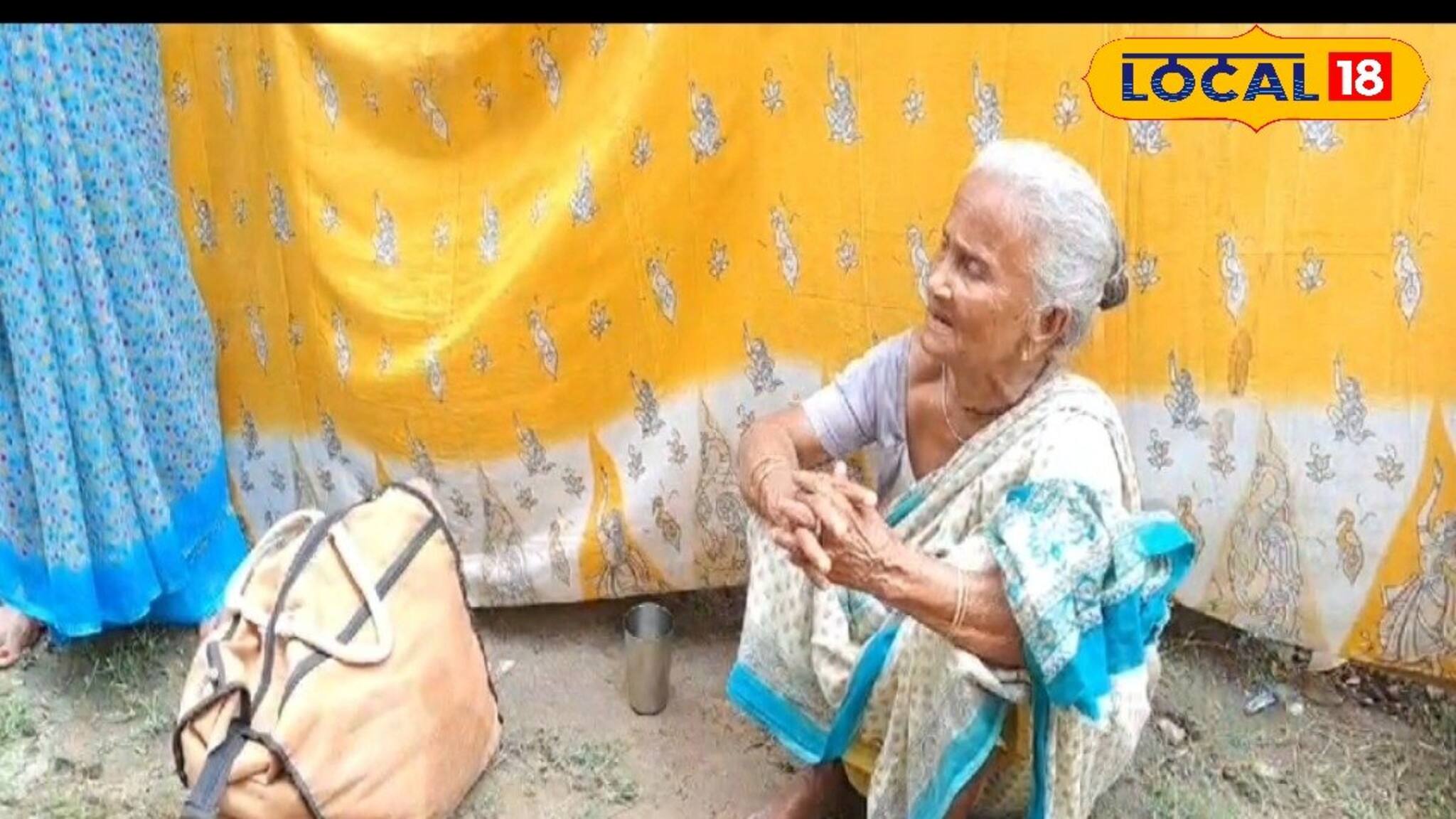 বাড়িতে ঢোকার ‘অনুমতি’ নেই! বাইরে বসে অসহায় অশীতিপর মা...অভিযুক্ত ছোট ছেলে