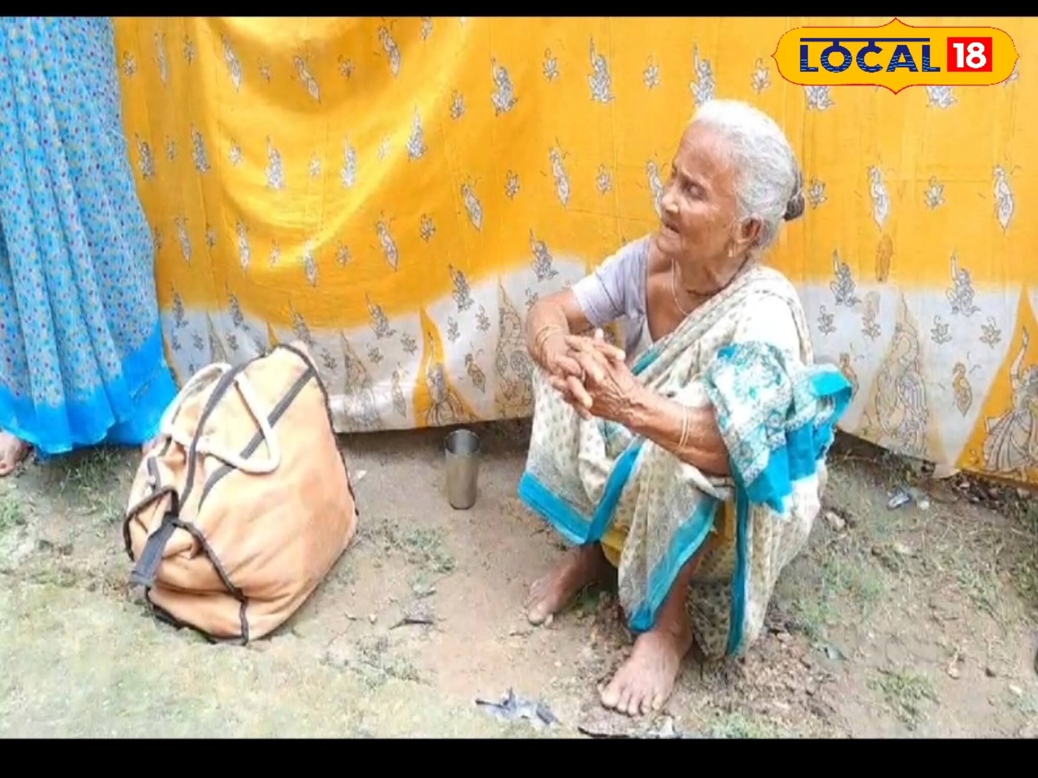 বাড়িতে ঢোকার ‘অনুমতি’ নেই! বাইরে বসে অসহায় অশীতিপর মা...অভিযুক্ত ছোট ছেলে